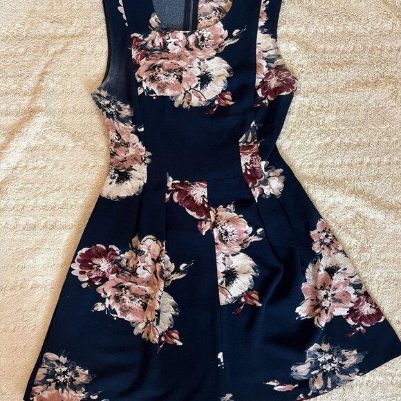 Floral Knee-length Dress - Picture 3 of 3